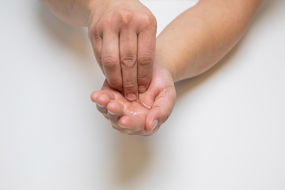 Désinfection des mains avec le gel hydro-alcoolique