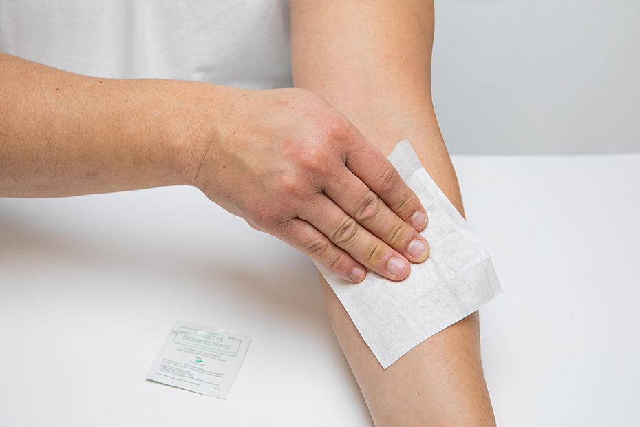 Désinfection du point d’injection avec la lingette