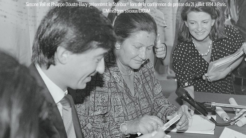 Simone Veil et Philippe Douste-Blazy présentent le Steribox